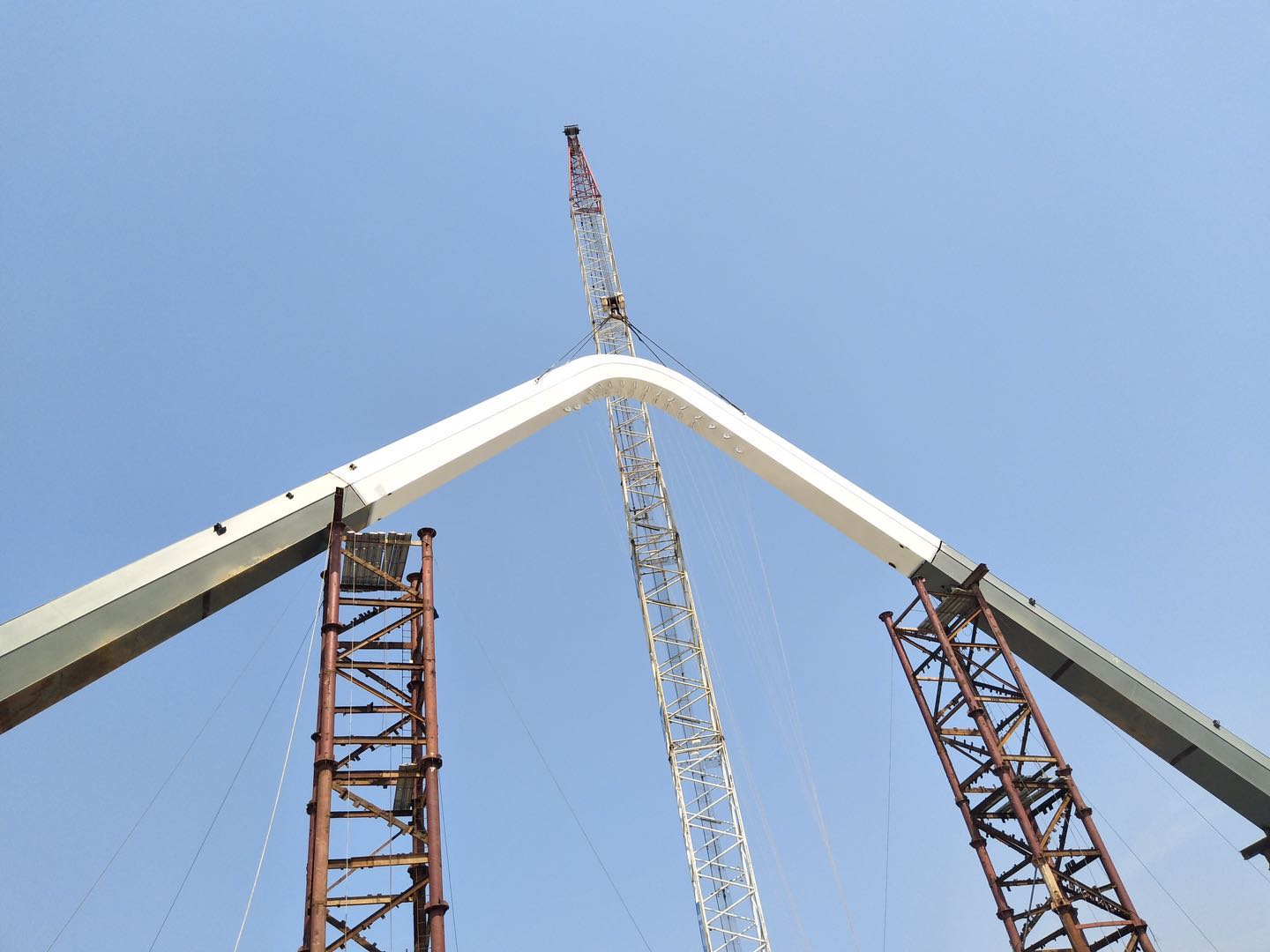 紫荊路跨龍王港河橋順利完成主拱合龍！